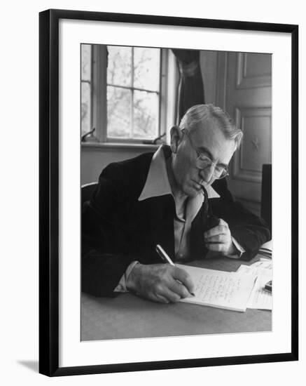 Dale Carnegie-Alfred Eisenstaedt-Framed Photographic Print