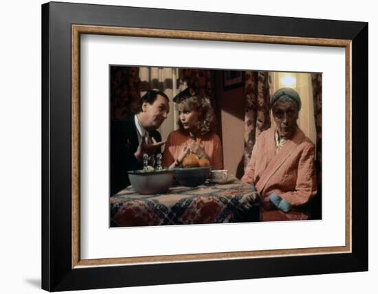Danny Aiello and Mia Farrow RADIO DAYS, 1987 directed by Woody Allen (photo)-null-Framed Photo