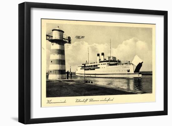 Das Fährschiff Berlin Läuft Ein, Leuchtturm, Stengel-null-Framed Giclee Print