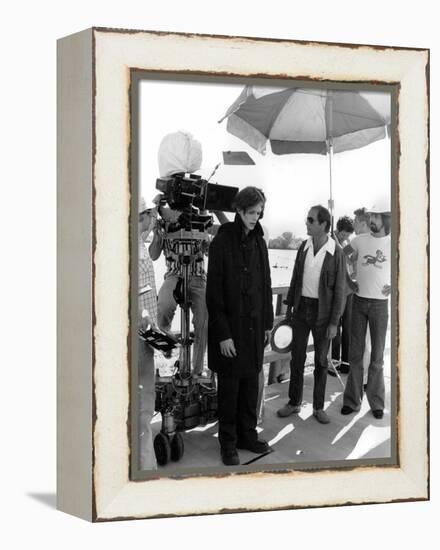 David Bowie and le realisateur Nicolas Roeg sur le tournage du film L'Homme qui venait d'ailleurs M-null-Framed Stretched Canvas
