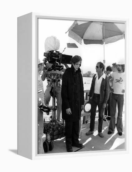 David Bowie and le realisateur Nicolas Roeg sur le tournage du film L'Homme qui venait d'ailleurs M-null-Framed Stretched Canvas
