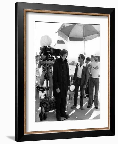 David Bowie and le realisateur Nicolas Roeg sur le tournage du film L'Homme qui venait d'ailleurs M-null-Framed Photo