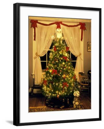 'Decorated Christmas Tree Displays in Window, Oregon, USA' Photographic ...