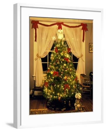 'Decorated Christmas Tree Displays in Window, Oregon, USA' Photographic ...