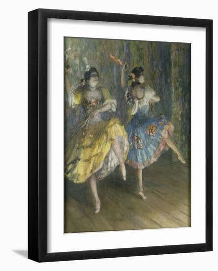 Deux danseuses espagnoles, sur scène, jouant des castagnettes-Juan Roig y Soler-Framed Giclee Print