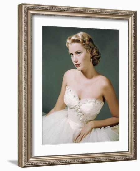 DIAL M FOR MURDER, 1954 directed by ALFRED HITCHCOCK Grace Kelly (photo)-null-Framed Photo