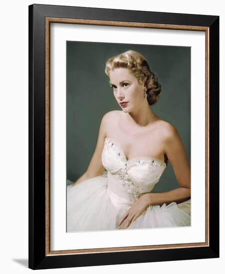 DIAL M FOR MURDER, 1954 directed by ALFRED HITCHCOCK Grace Kelly (photo)-null-Framed Photo