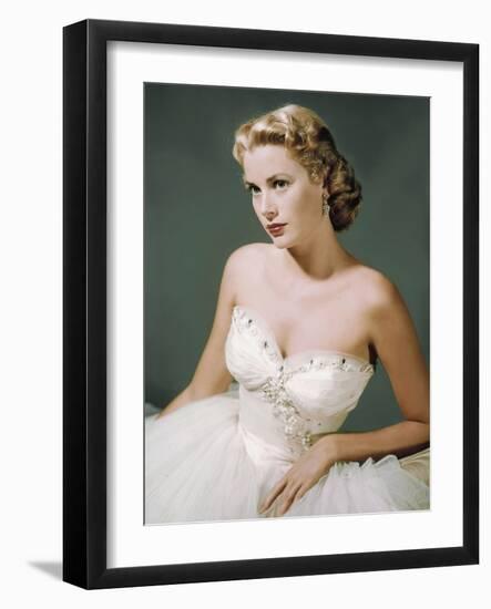 DIAL M FOR MURDER, 1954 directed by ALFRED HITCHCOCK Grace Kelly (photo)-null-Framed Photo