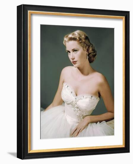 DIAL M FOR MURDER, 1954 directed by ALFRED HITCHCOCK Grace Kelly (photo)-null-Framed Photo