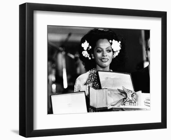 Diana Ross Shows the Statue of 'The Golden Lion' (Il Leone D'oro) at the Venice Film Festival-null-Framed Giclee Print