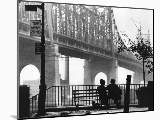 Diane Keaton and Woody Allen MANHATTAN, 1979 directed by Woody Allen (b/w photo)-null-Mounted Photo