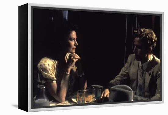 Diane Wiest and Robert Joy RADIO DAYS, 1987 directed by Woody Allen (photo)-null-Framed Stretched Canvas