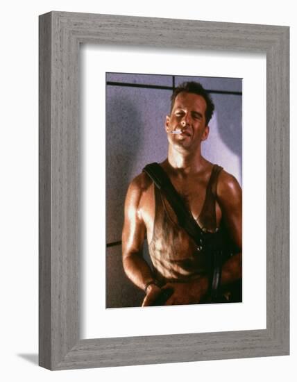 DIE HARD, 1988 directed by JOHN Mc TIERNAN Bruce Willis (photo)-null-Framed Photo