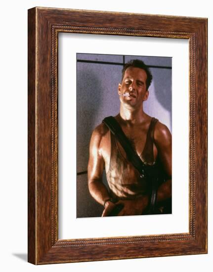 DIE HARD, 1988 directed by JOHN Mc TIERNAN Bruce Willis (photo)-null-Framed Photo