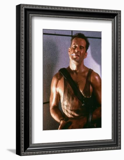 DIE HARD, 1988 directed by JOHN Mc TIERNAN Bruce Willis (photo)-null-Framed Photo