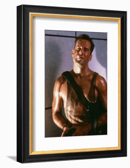 DIE HARD, 1988 directed by JOHN Mc TIERNAN Bruce Willis (photo)-null-Framed Photo