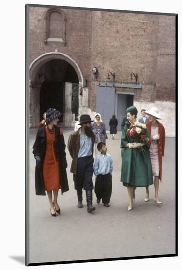 Dior Models in the Soviet Union for Fashion Show Visiting the Gum Department Store, 1959-Howard Sochurek-Mounted Photographic Print