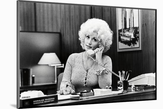 DOLLY PARTON. "NINE TO FIVE" [1980], directed by COLIN HIGGINS.-null-Mounted Photographic Print