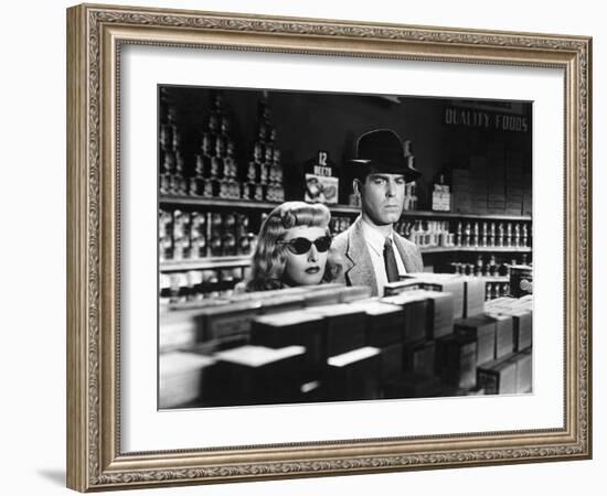 DOUBLE INDEMNITY, 1944 directed by BILLY WILDER Barbara Stanwyck and Fred McMurray (b/w photo)-null-Framed Photo