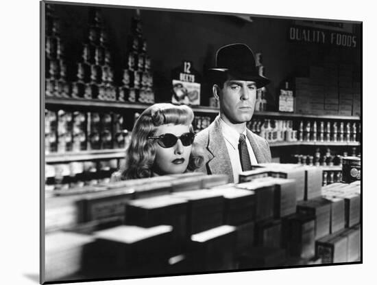 DOUBLE INDEMNITY, 1944 directed by BILLY WILDER Barbara Stanwyck and Fred McMurray (b/w photo)-null-Mounted Photo