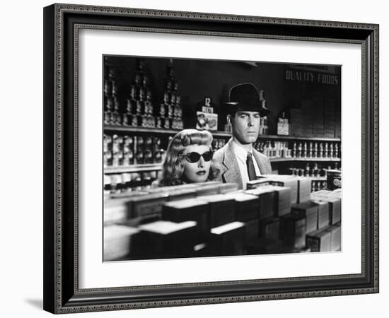 DOUBLE INDEMNITY, 1944 directed by BILLY WILDER Barbara Stanwyck and Fred McMurray (b/w photo)-null-Framed Photo