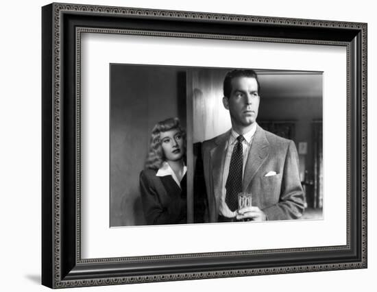 DOUBLE INDEMNITY, 1944 directed by BILLY WILDER Barbara Stanwyck and Fred McMurray (b/w photo)-null-Framed Photo