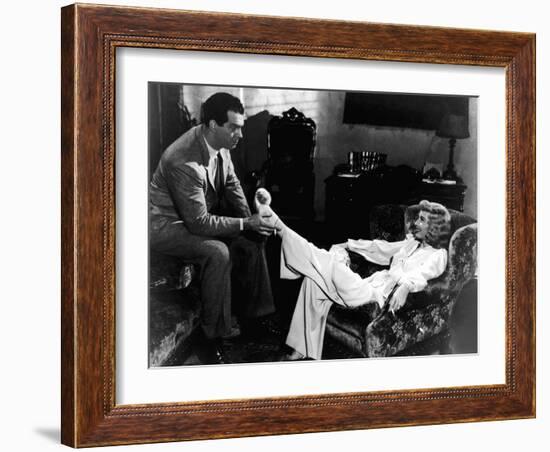 DOUBLE INDEMNITY, 1944 directed by BILLY WILDER Fred MacMurray and Barbara Stanwyck (b/w photo)-null-Framed Photo