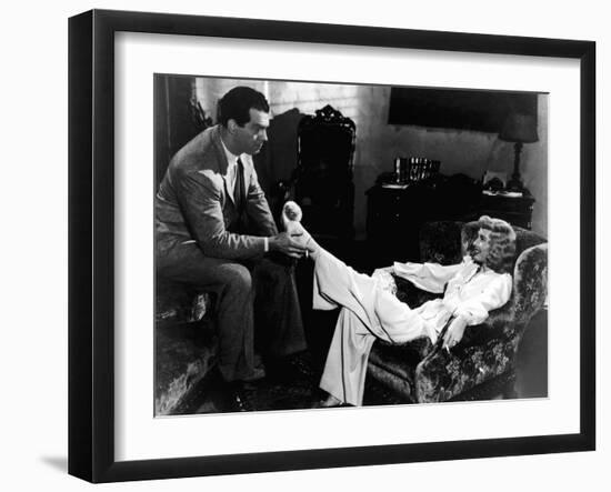 DOUBLE INDEMNITY, 1944 directed by BILLY WILDER Fred MacMurray and Barbara Stanwyck (b/w photo)-null-Framed Photo