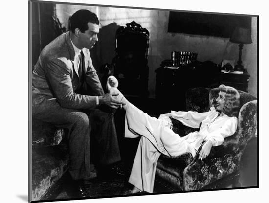 DOUBLE INDEMNITY, 1944 directed by BILLY WILDER Fred MacMurray and Barbara Stanwyck (b/w photo)-null-Mounted Photo