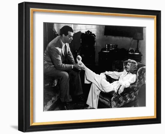 DOUBLE INDEMNITY, 1944 directed by BILLY WILDER Fred MacMurray and Barbara Stanwyck (b/w photo)-null-Framed Photo