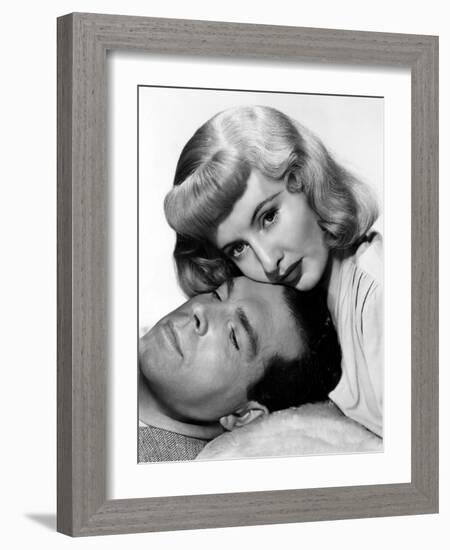 DOUBLE INDEMNITY, 1944 directed by BILLY WILDER Fred MacMurray and Barbara Stanwyck (b/w photo)-null-Framed Photo