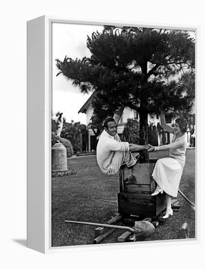 Douglas Fairbanks and sa femme Mary Pickford en, 1923-null-Framed Stretched Canvas