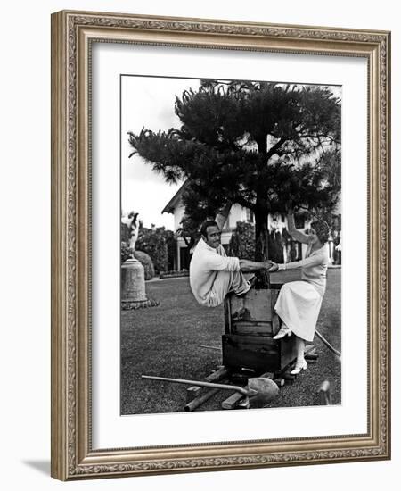 Douglas Fairbanks and sa femme Mary Pickford en, 1923-null-Framed Photo