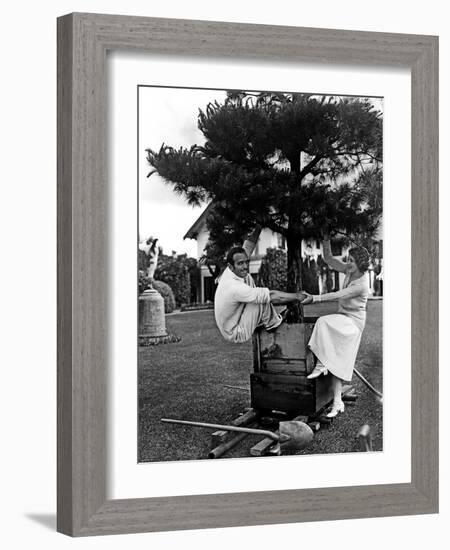 Douglas Fairbanks and sa femme Mary Pickford en, 1923-null-Framed Photo