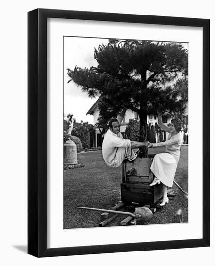 Douglas Fairbanks and sa femme Mary Pickford en, 1923-null-Framed Photo