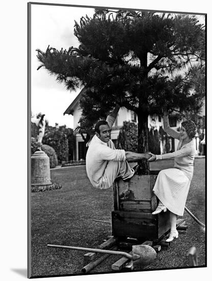 Douglas Fairbanks and sa femme Mary Pickford en, 1923-null-Mounted Photo