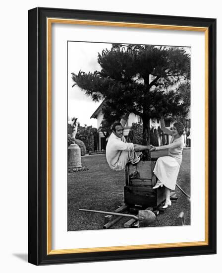 Douglas Fairbanks and sa femme Mary Pickford en, 1923-null-Framed Photo