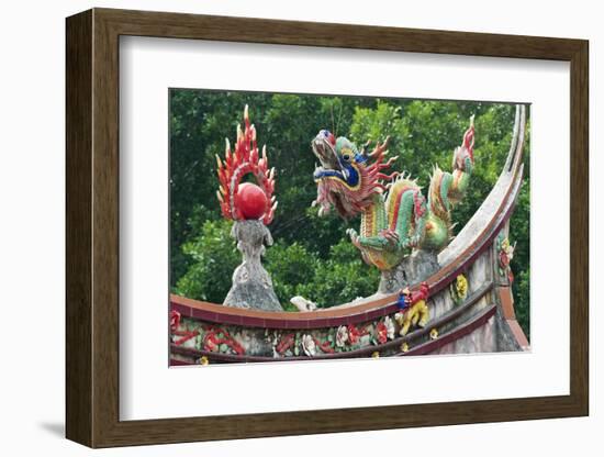 Dragon sculpture on the roof of a temple, Xiamen, Fujian Province, China-Keren Su-Framed Photographic Print