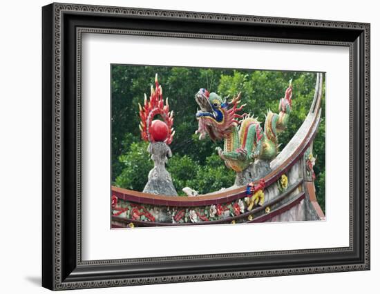 Dragon sculpture on the roof of a temple, Xiamen, Fujian Province, China-Keren Su-Framed Photographic Print