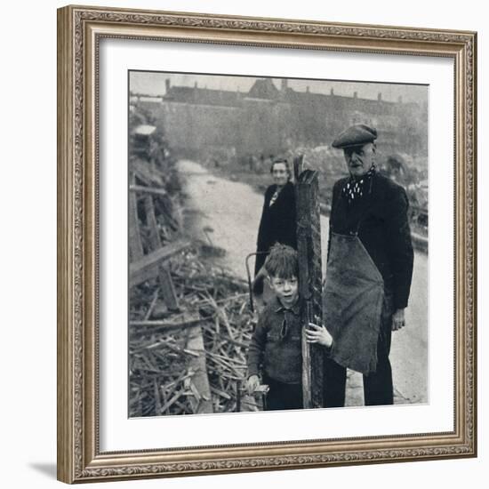 'East End family', 1941-Cecil Beaton-Framed Photographic Print