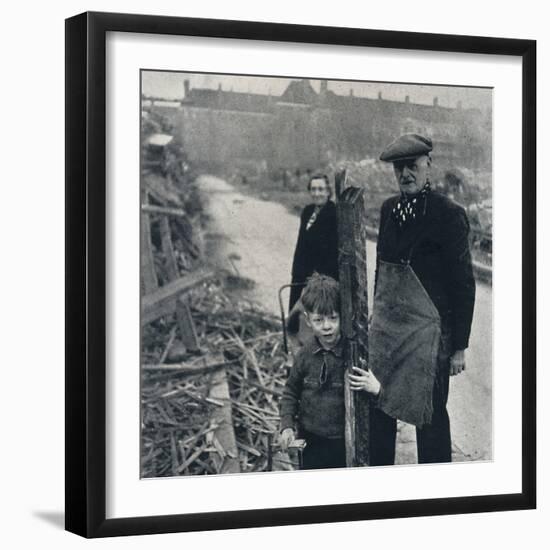 'East End family', 1941-Cecil Beaton-Framed Photographic Print