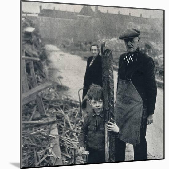 'East End family', 1941-Cecil Beaton-Mounted Photographic Print