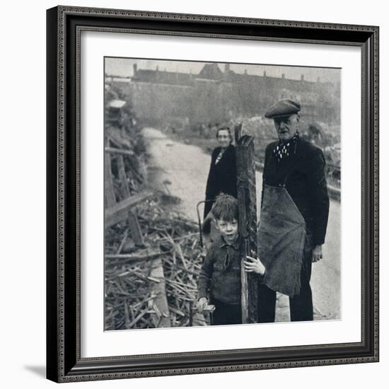 'East End family', 1941-Cecil Beaton-Framed Photographic Print