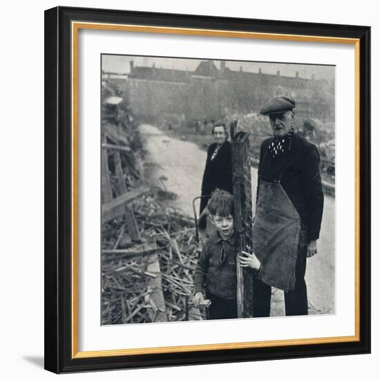 'East End family', 1941-Cecil Beaton-Framed Photographic Print