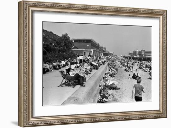 Eastbourne Beach, 1975-Daily Mirror-Framed Photographic Print