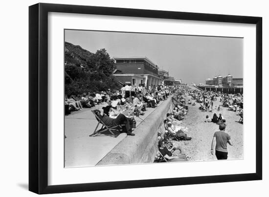 Eastbourne Beach, 1975-Daily Mirror-Framed Photographic Print