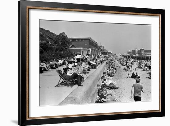 Eastbourne Beach, 1975-Daily Mirror-Framed Photographic Print