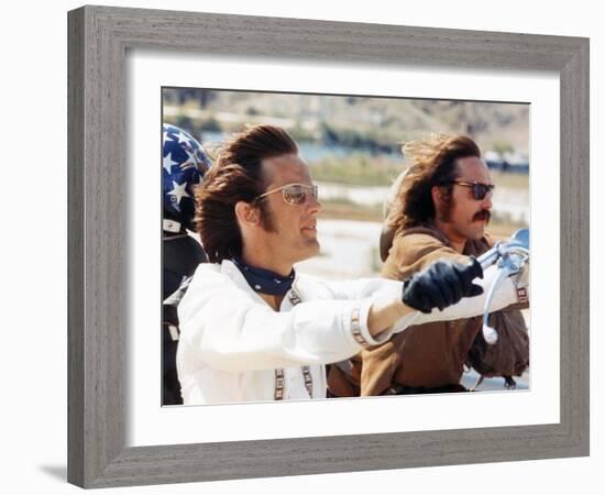 EASY RIDER, 1969 directed by DENNIS HOPPER Peter Fonda and Dennis Hopper (photo)-null-Framed Photo