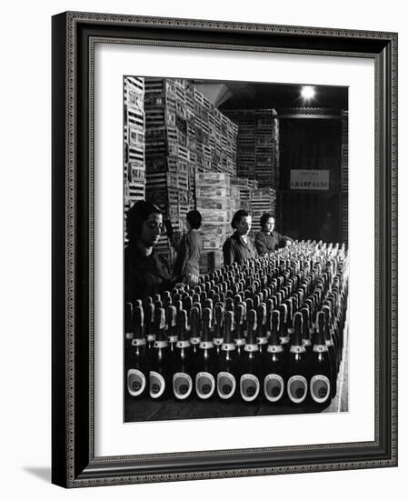 Edecan Champagne-null-Framed Photographic Print