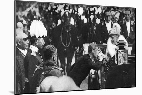 Edward VIII Greeting Queen Mary at Windsor, 1936-null-Mounted Giclee Print